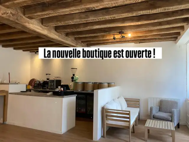 Intérieur du coffee shop Fleur de Café à Sancerre : comptoir, moulins à café et coin salon